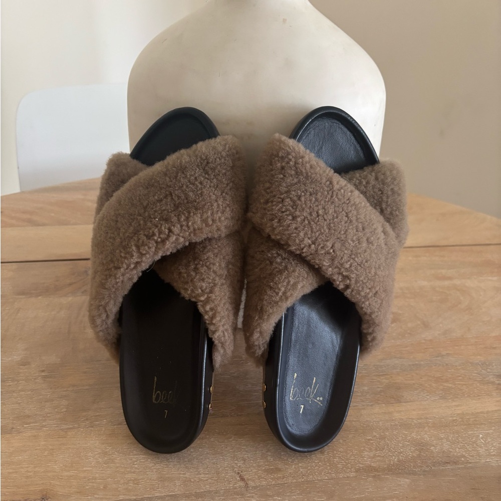 beek Women's Crisscross Shearling Slide Sandals in Camel and Black